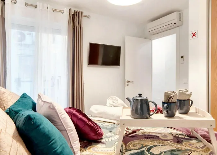 Comfortable House In With Terrace Vakantiehuis